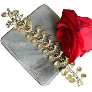 Statement luxury vintage jewelry bracelet with clasp